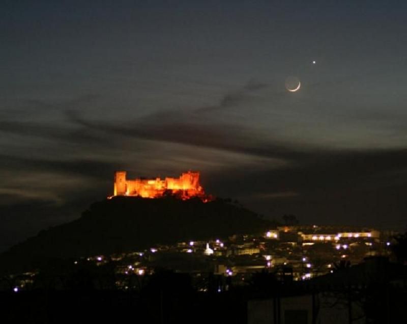 castilloalmodovar_con_la_luna_al_fondo.jpg