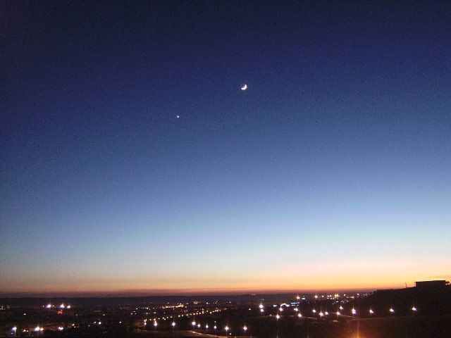 LUNA_CRECIENTE_Y_VENUS_SOBRE_LA_CIUDAD__4_12_13.JPG