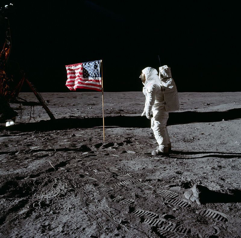 Buzz_Aldrin_and_the_U.S._flag_on_the_Moon_-_GPN-2001-000012.jpg